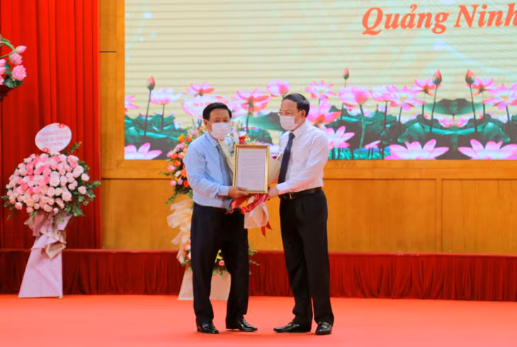 Đồng chí Nguyễn Xuân Ký, Bí thư Tỉnh ủy, Chủ tịch HĐND tỉnh trao quyết định nghỉ hưu cho đồng chí Đỗ Ngọc Bích, Phó Giám đốc, Phó Tổng Biên tập Thường trực Trung tâm Truyền thông tỉnh Quảng Ninh.