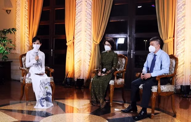Chủ tịch Ủy ban MTTQ Việt Nam Thành phố Hồ Chí Minh Tô Thị Bích Châu (ở giữa) và bác sỹ Trần Thanh Linh giao lưu tại chương trình. (Ảnh: Xuân Khu/TTXVN)