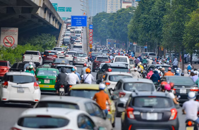 Dòng phương tiện trên đường Khuất Duy Tiến, sáng 20/9. Phạm Chiểu