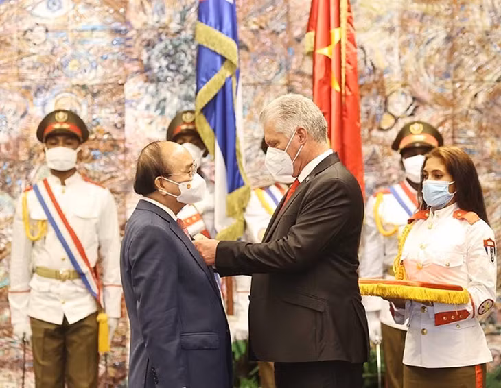 Chủ tịch Miguel Diaz Canel đã trao tặng Chủ tịch nước Nguyễn Xuân Phúc Huân chương José Marti, huân chương cao quý nhất của Nhà nước Cuba. (Ảnh: Thống Nhất)