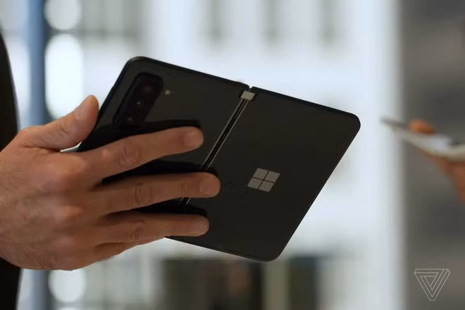 Logo Microsoft nằm ở bên ngoài máy.