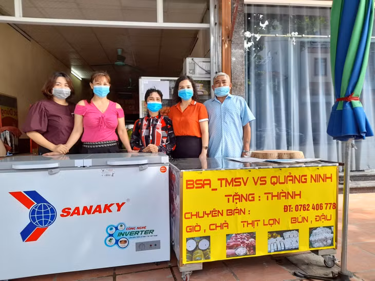 Sở LĐ-TB&amp;XH phối hợp bàn giao thiết bị hỗ trợ mô hình sinh kế cho nạn nhân bị buôn bán người ở phường Cao Xanh (TP Hạ Long), tháng 8/2021. Ảnh: CTV