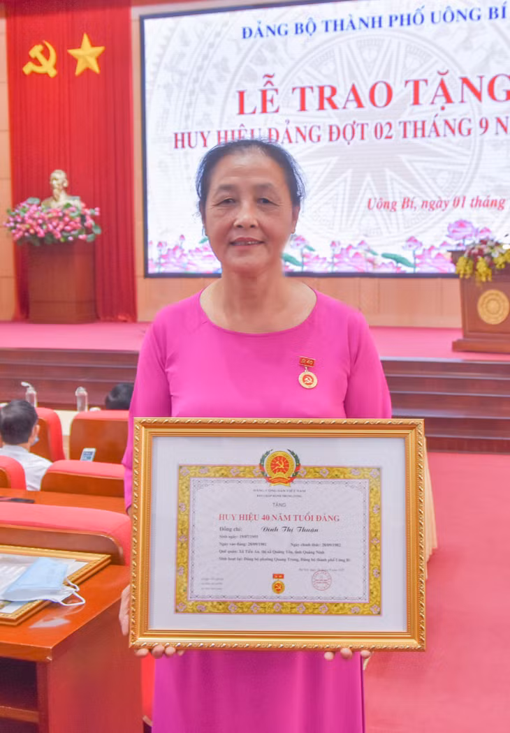 Bà Đinh Thị Thuận được Đảng bộ thành phố trao tặng Huy hiệu 40 năm tuổi Đảng dịp 2/9/2021.