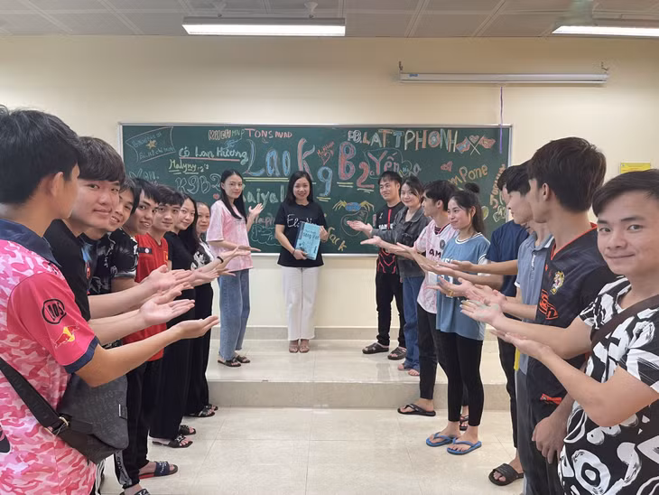 Tiến sĩ Bùi Thị Thu Hương (đứng giữa) và các du học sinh Lào khoá 9. Ảnh nhân vật cung cấp.