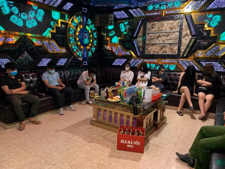 Các khách hát karaoke tại quán