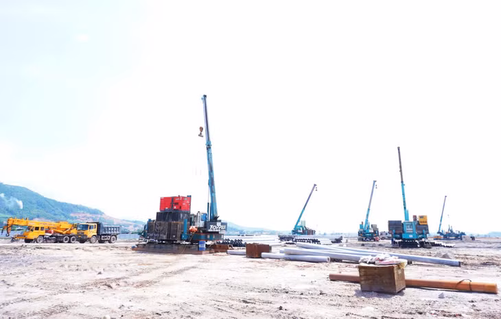 Chủ đầu tư huy động phương tiện máy móc triển khai thi công dự án.