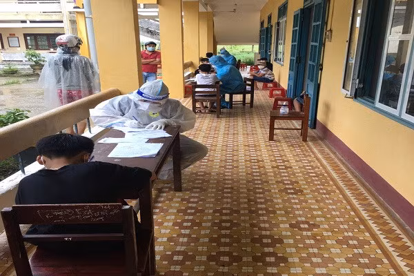 Lực lượng y tế tiến hành lấy mẫu xét nghiệm.