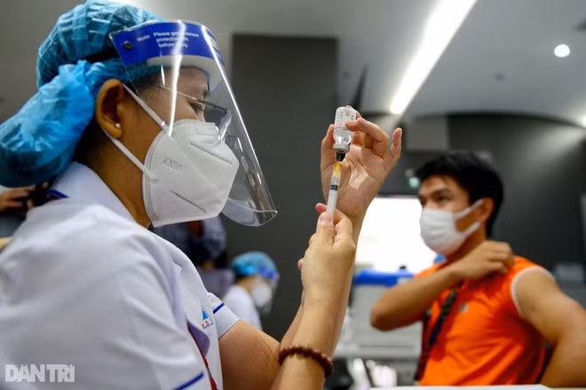 Tiêm vắc xin Covid-19.