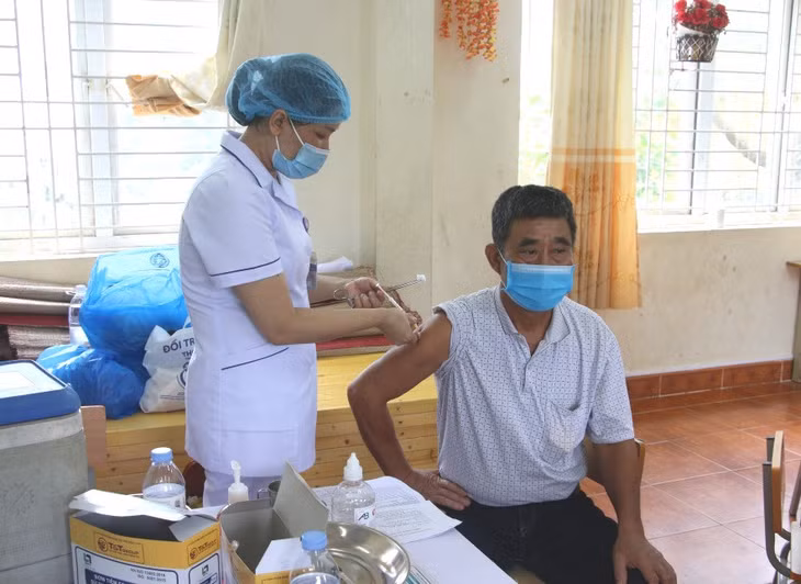 Người dân xã Đồn Đạc (Ba Chẽ) tham gia tiêm vắc-xin phòng Covid-19 thể hiện ý thức, trách nhiệm trong phòng, chống dịch.