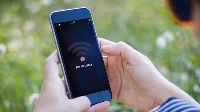 Smartphone có thể gặp sự cố kết nối mạng nếu dùng phần mềm quá cũ. Ảnh: VMC