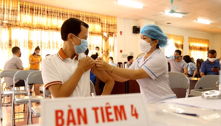 Tiêm vắc xin phòng Covid-19 cho công nhân tại Công ty Than Nam Mẫu.