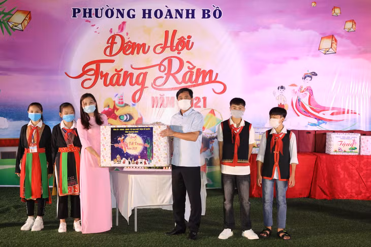 Chủ tịch UBND tỉnh Nguyễn Tường Văn tặng quà Trung thu cho học sinh Trường PT Dân tộc nội trú Hoành Bồ.