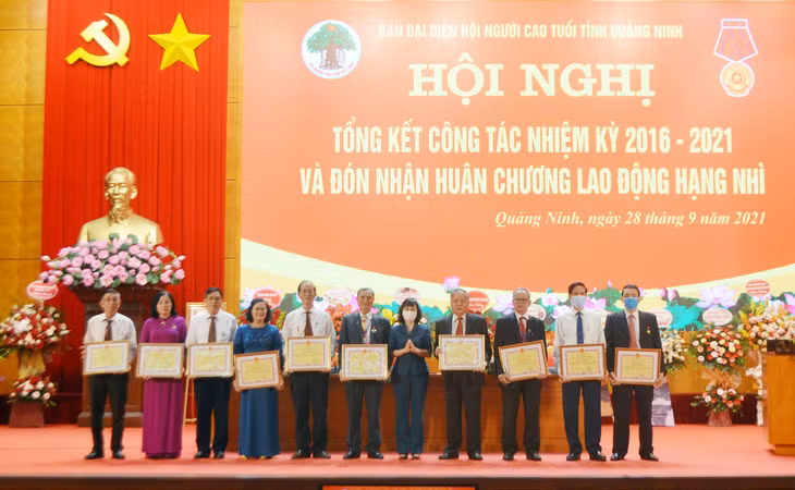 Đồng chí Trịnh Minh Thanh, Phó Bí thư Tỉnh ủy, Phó Chủ tịch Thường trực HĐND tỉnh tặng Bằng khen của UBND tỉnh cho các tập thể và cá nhân có thành tích xuất sắc trong phong trào "Tuổi cao gương sáng" giai đoạn 2016-2021.