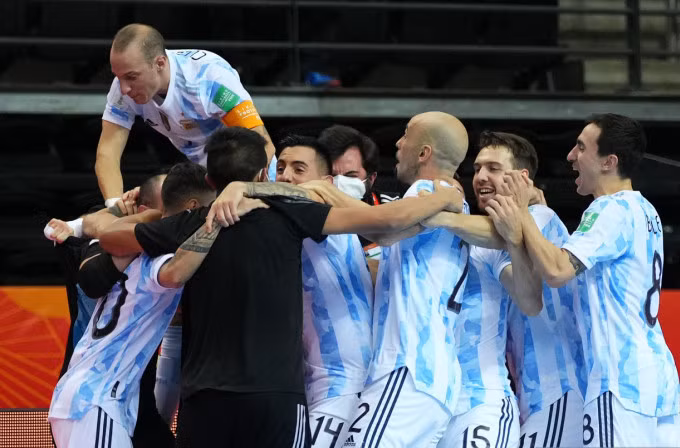 Niềm vui của các cầu thủ Argentina sau khi thắng Nga ở loạt luân lưu. Ảnh: FIFA