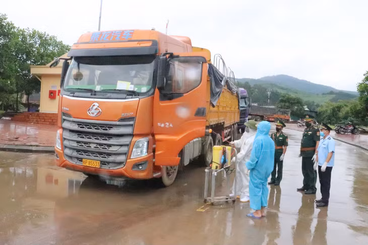 Hoạt động XNK tại Cửa khẩu Hoành Mô được đảm bảo nghiêm ngặt việc phòng, chống dịch bệnh.