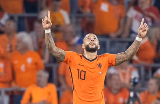 Depay tỏa sáng với cú đúp bàn thắng.