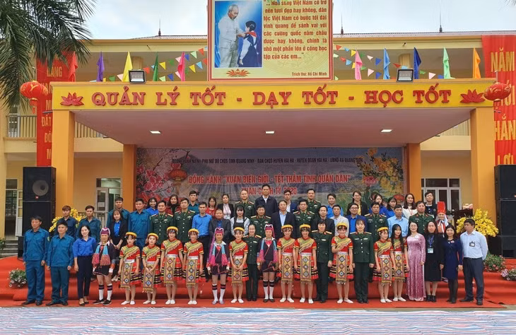 ĐVTN Đoàn cơ sở Phòng Kỹ thuật cùng ĐVTN Bộ CHQS tỉnh tham gia chương trình "Xuân biên giới - Tết thắm tình quân dân" năm 2020.