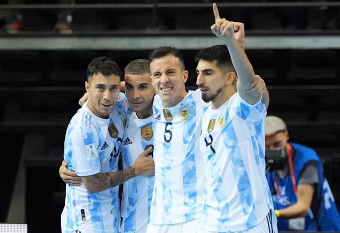 Các cầu thủ Argentina ăn mừng bàn thắng vào lưới Brazil ở bán kết futsal World Cup. Ảnh: FIFA