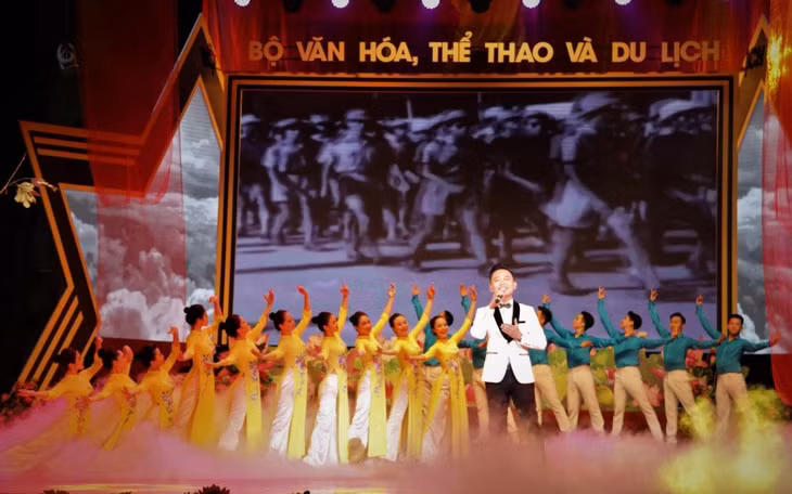 Một tiết mục biểu diễn trong chương trình Những mùa thu lịch sử. (Ảnh: Cục Nghệ thuật biểu diễn)