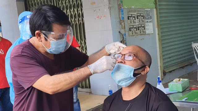 Người dân thực hành tự lấy mẫu test nhanh.