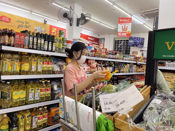 Người dân đến mua hàng tại VinMart Hạ Long chấp hành nghiêm quy định phòng, chống dịch Covid-19.