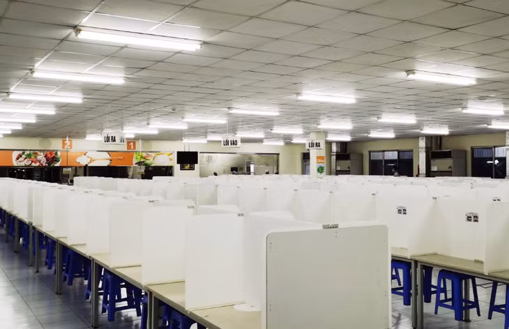Công ty TNHH Yazaki Hải Phòng Việt Nam tại Quảng Ninh lắp đặt vách ngăn giữa các bàn ăn, nhằm hạn chế tối đa nguy cơ lây nhiễm dịch bệnh.