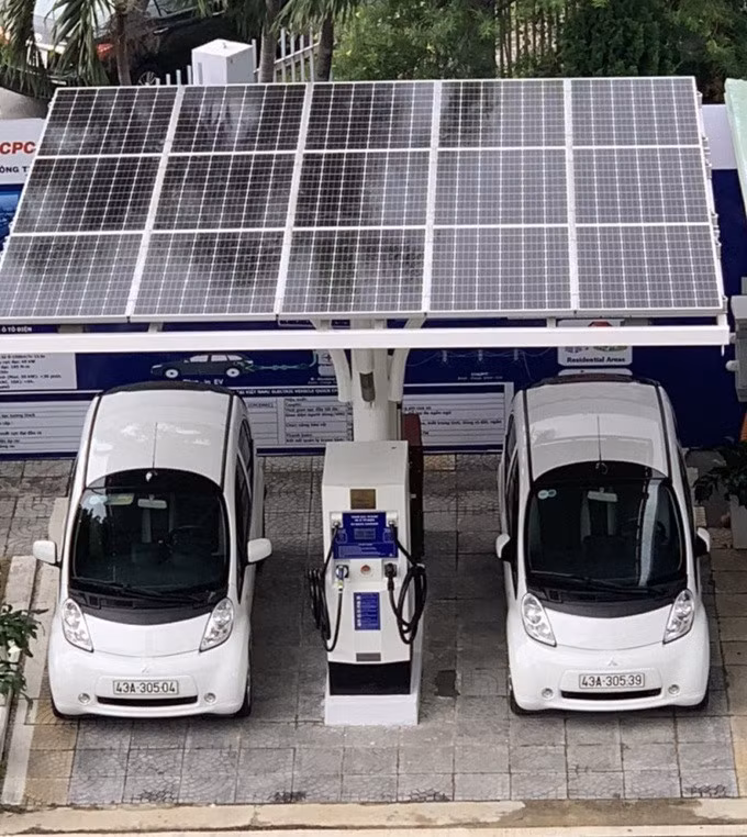 Mái trạm là tấm pin mặt trời giúp bổ sung nguồn sạc trong trường hợp không đủ lượng điện dự trữ. Ảnh: Nhóm nghiên cứu