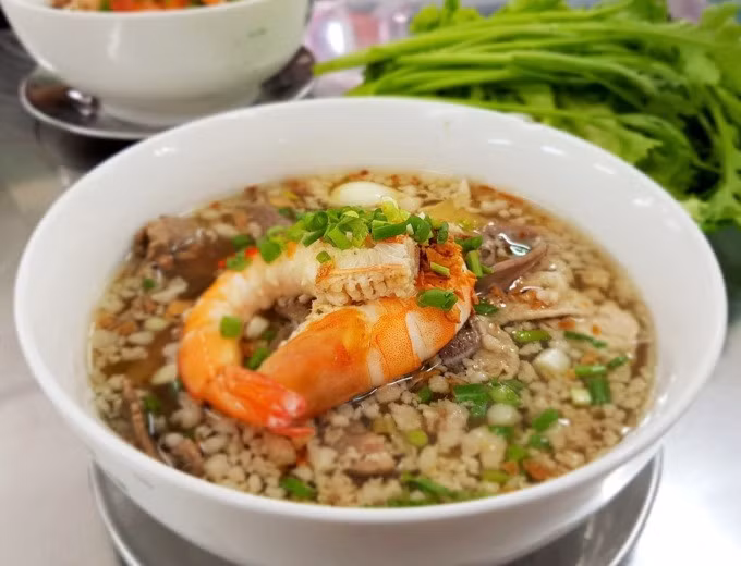 Hủ tiếu Thành Đạt trên đường Nguyễn Hữu Cầu, Quận 1 là địa chỉ gợi ý cho thực khách yêu thích món hủ tiếu, hủ tiếu mì. Trên app đặt hàng thức ăn, quán nhận được đánh giá 4,5/5 từ hơn 3.500 người dùng. Phần ăn đầy đủ tại quán có tôm, thịt nạc, gan, trứng cút, tim heo... khá đa dạng và nước dùng đậm đà thơm ngọt từ xương, ăn kèm các loại rau tươi ngon, giá dao động mỗi phần 49.000 - 79.000 đồng chưa tính phí ship. Phần ăn nhỏ không tôm giá 40.000 đồng. Ảnh: Nguyễn Thy