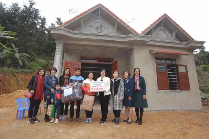 CLB Doanh nhân nữ Quảng Ninh trao hỗ trợ xây "Mái ấm tình thương" cho hội viên phụ nữ nghèo xã Đồn Đạc (huyện Ba Chẽ), tháng 1/2020. (Ảnh do CLB cung cấp)