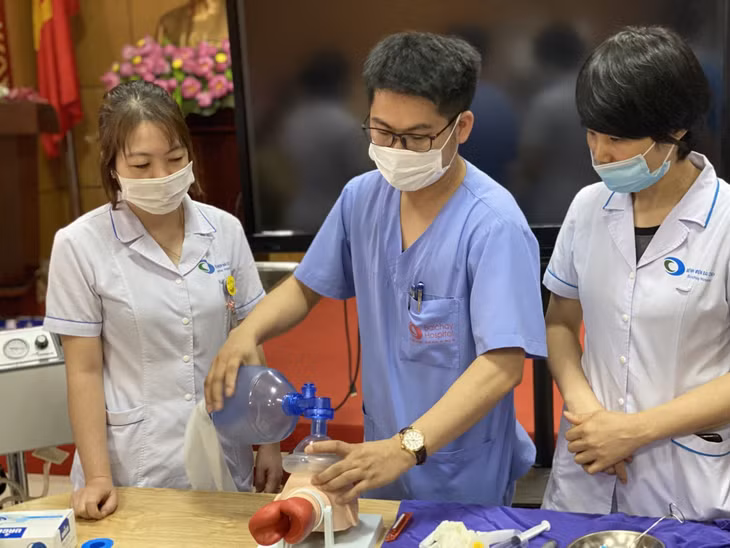 Bệnh viện Bãi Cháy tập huấn cho nhân viên y tế về chẩn đoán, điều trị và chăm sóc người bệnh mắc Covid-19 cần hồi sức tích cực.