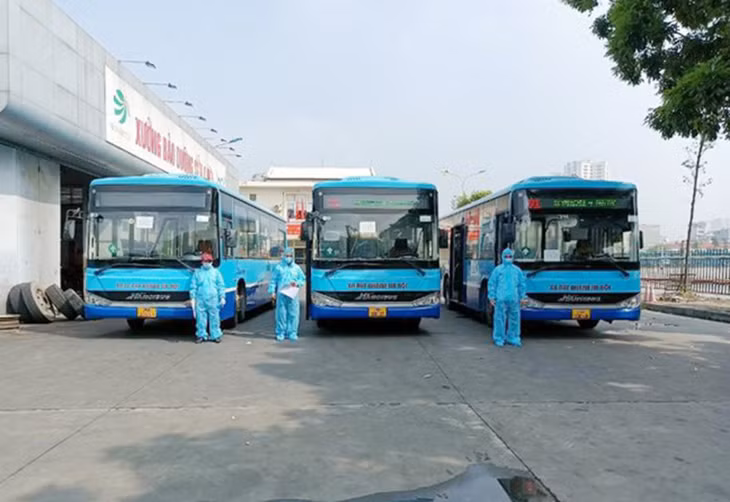 Hà Nội lên phương án dự phòng bố trí 250 xe buýt vận chuyển bệnh nhân F0 có triệu chứng nhẹ. Ảnh minh hoạ.