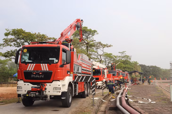 Nhận được tin báo cháy, lực lượng, phương tiện của Cảnh sát PCCC và CNCH Công an tỉnh nhanh chóng có mặt tại hiện trường tổ chức triển khai các hoạt động chữa cháy.