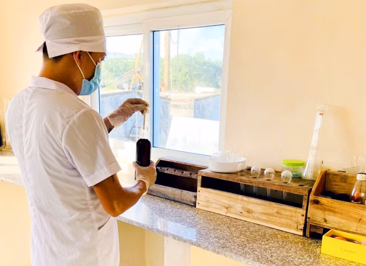 Kiểm tra chất lượng sản phẩm mắm bào ngư trước khi đóng gói sản phẩm.