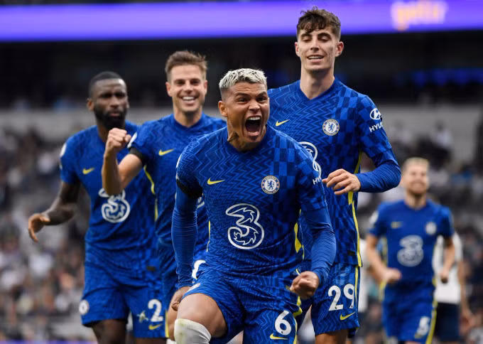 Thiago Silva (số 6) mừng bàn mở tỷ số cho Chelsea ở phút 48 trận đấu trên sân Tottenham Hotspurs, London hôm 19/9. Ảnh: Reuters