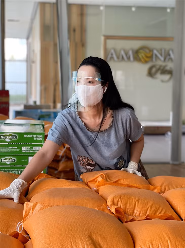NSƯT Trịnh Kim Chi phân phát gạo cho đồng nghiệp khó khăn. Ảnh: NSCC.