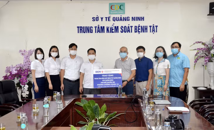 Đại diện BIDV - Chi nhánh Hạ Long trao tặng 500 bộ bảo hộ phòng, chống dịch Covid-19 (cấp độ 3) cho CDC Quảng Ninh.