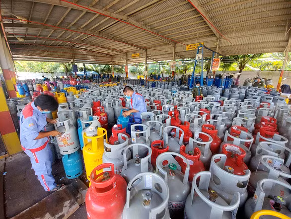 Gas tăng mạnh 42.000 đồng, mỗi bình gas giá kỷ lục: hơn 460.000 đồng - Ảnh 1.