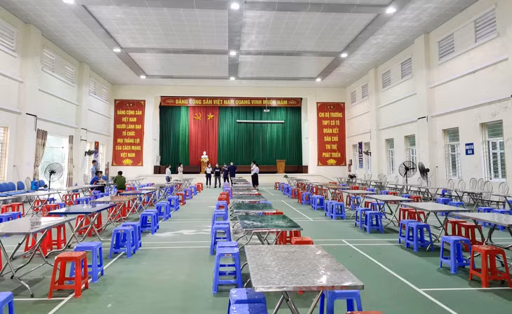 Huyện Cô Tô chuẩn bị cơ sở vật chất để triển khai đợt cao điểm tiêm vắc-xin mũi 1, ngày 12/9/2021. Ảnh: Trung tâm TT-VH Cô Tô