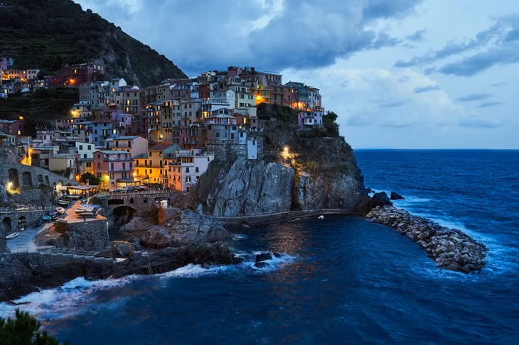 Vườn quốc gia Cinque Terre, Italy Khung cảnh ở Cinque Terre với những ngôi nhà nằm chênh vênh bên cách vách núi đá rất quen thuộc với những ai từng tìm hiểu Italy. Cinque Terre là tên gọi của 5 thị trấn ven biển (Corniglia, Manarola, Monterosso al Mare, Riomaggiore, và Vernazza), rất lý tưởng cho các hoạt động bơi lội, đi bộ ngắm cảnh và thưởng thức hải sản. Du khách nên tới đây vào tháng 5, 6, 9, 10. Ảnh: felix_w/pixabay