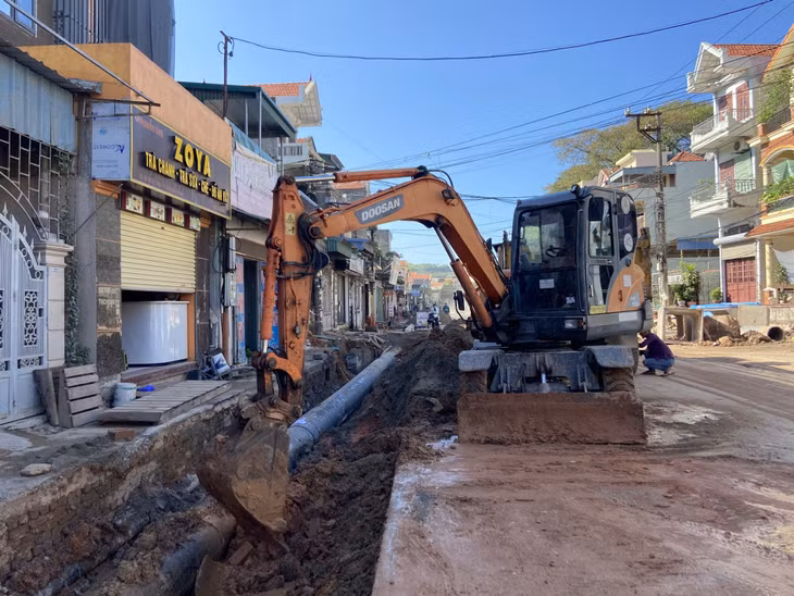Nhà thầu đang đẩy mạnh thi công vỉa hè hai bên đường dự án.