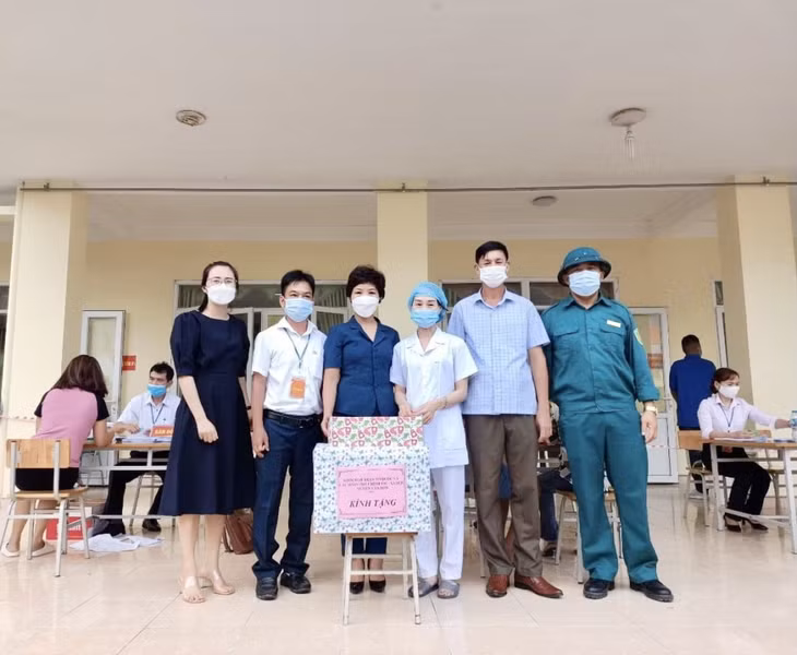 Hội LHPN huyện Vân Đồn tặng quà Điểm tiêm vắc-xin phòng Covid-19 Trường Tiểu học Kim Đồng (thị trấn Cái Rồng), ngày 17/9/2021.