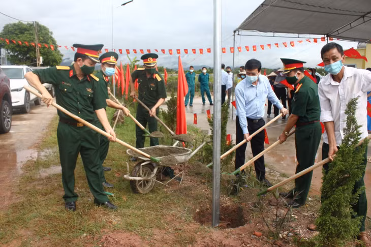 Các đại biểu khởi công công trình "Thắp sáng đường quê" tại thôn Khe Mai (xã Đoàn Kết, huyện Vân Đồn), tháng 5/2021.