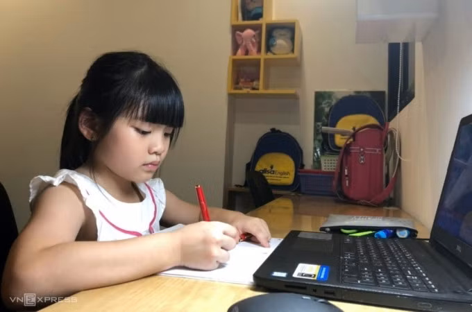 Học sinh trường Tiểu học Khương Thuợng, quận Đống Đa, Hà Nội, trong một giờ học trực tuyến. Ảnh: Thanh Hằng