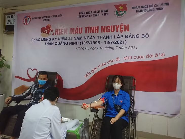 ĐVTN Trường Đại học Công nghiệp Quảng Ninh tham gia hiến máu tình nguyện.