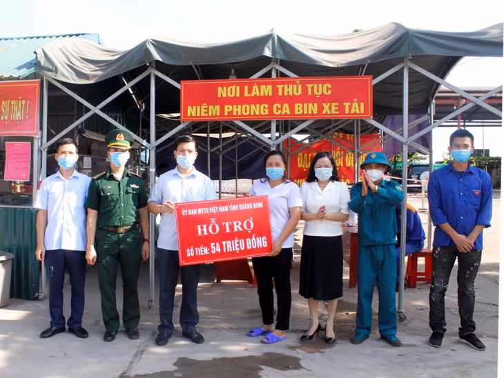 Ban Thường trực Ủy ban MTTQ Thành phố trao tiền hỗ trợ của Ủy ban MTTQ tỉnh cho lực lượng trực chốt kiểm soát dịch tại Trạm KSLH Km15.
