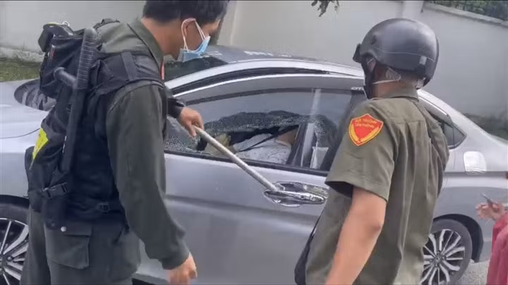 Lực lượng chức năng có mặt tại hiện trường điều tra vụ việc. (Ảnh: L.T.Phương)