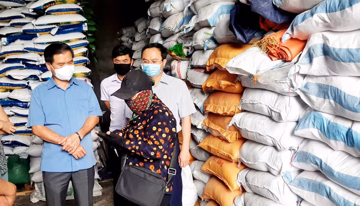 Đồng chí Bùi Văn Khắng, Phó Chủ tịch UBND tỉnh kiểm tra kho gạo của Công ty TNHH Dương Dung, TP Hạ Long.