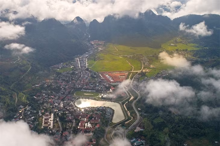 Nơi đây được ca ngợi là thũng lũng tuyệt đẹp với núi non, ruộng lúa vàng óng