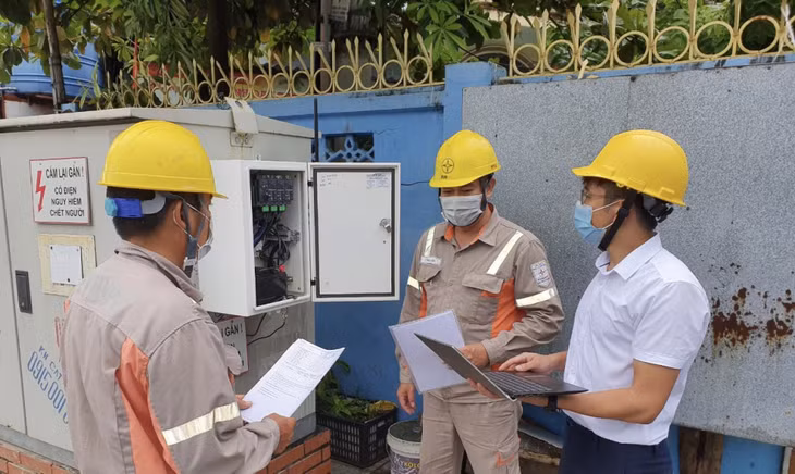 Đoàn nghiệm thu cùng nhà thầu thi công tổ chức test tín hiệu nghiệm thu thiết bị giám sát điều khiển từ xa tủ RMU lưới điện ngầm trung thế khu vực TP Hạ Long.