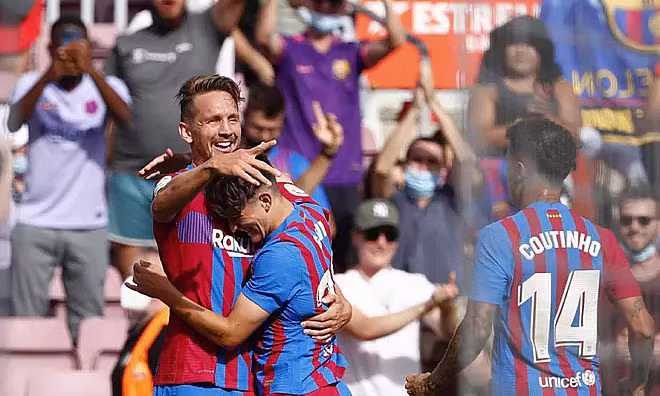 Luuk de Jong mừng bàn đầu tay cho Barca. Ảnh: AP